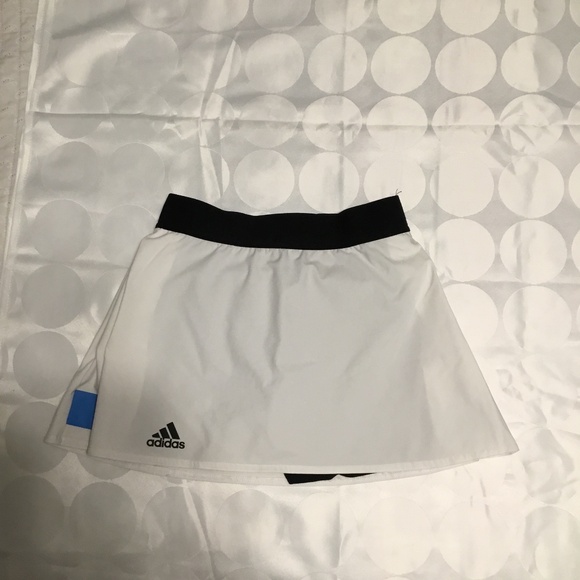 Adidas Girls White Tennis Skirt with shorts underneath (skort) - Picture 5 of 6